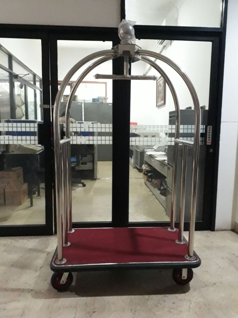 Birdcage troley untuk memudahkan pekerjaan di hotel.