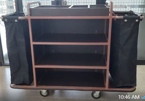 Housekeeping trolley memudahkan operasional petugas kebersihan kamar hotel.