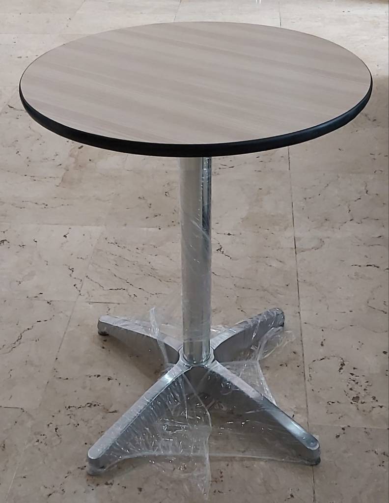 Cocktail Table sangat bagus untuk acara acara khusus seperti jamuan makan malam, acara pernikahan dan lain sebagainya.