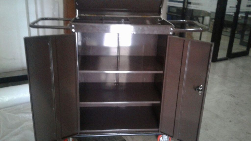 Housekeeping Trolley sangat membantu pekerjaan petugas kebersihan atau room boy hotel dalam melakukan pekerjaannya dan sangat efektif.