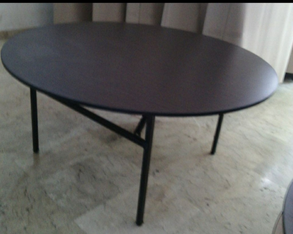 Meja bulat untuk acara di hotel.