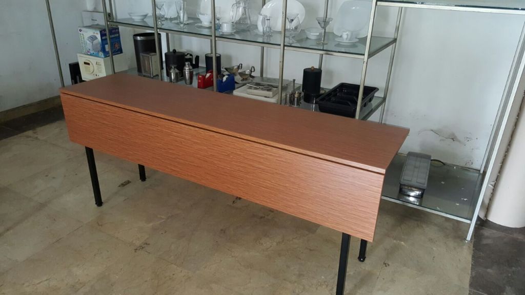 Meja hotel fungsional.