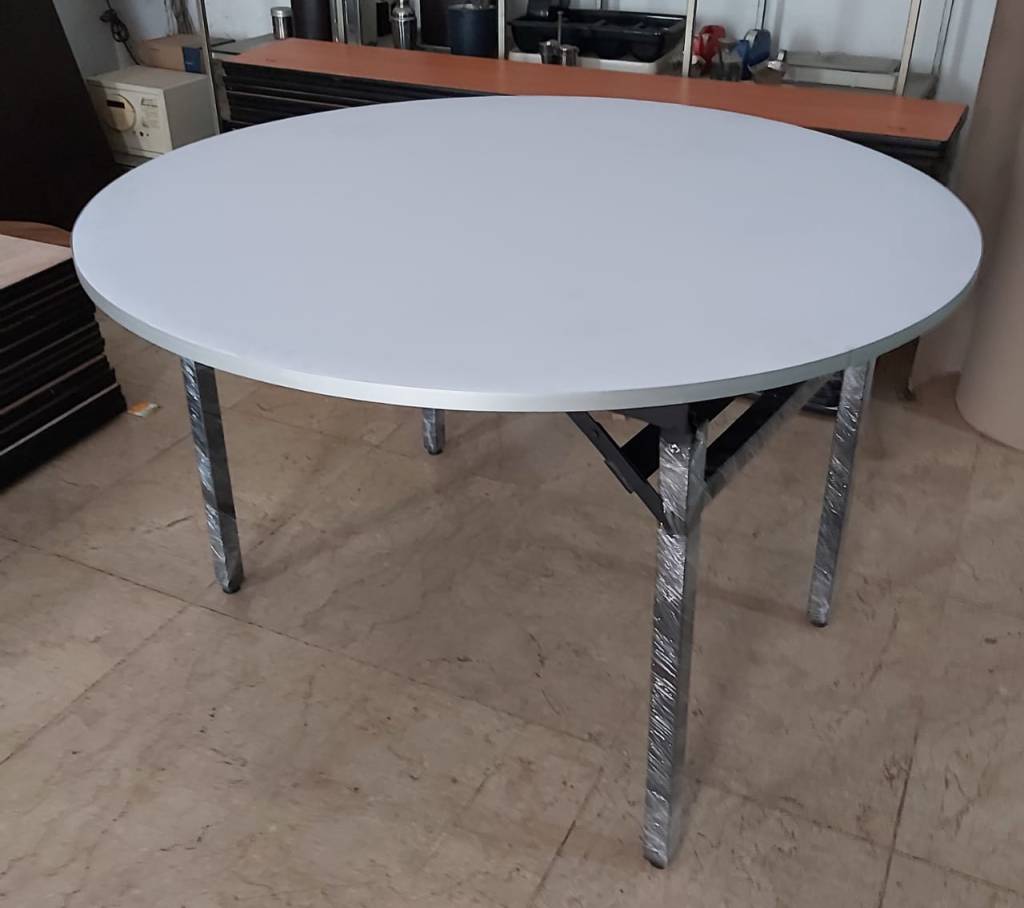 Round Table diameter 180cm.