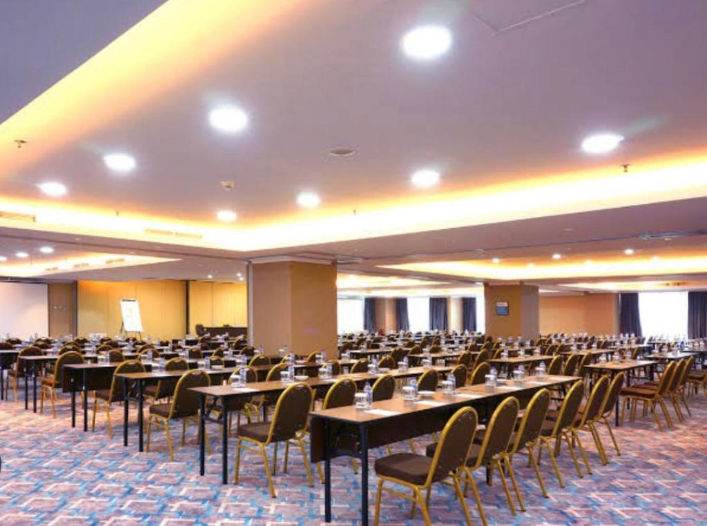 Meja dan kursi susun hotel.